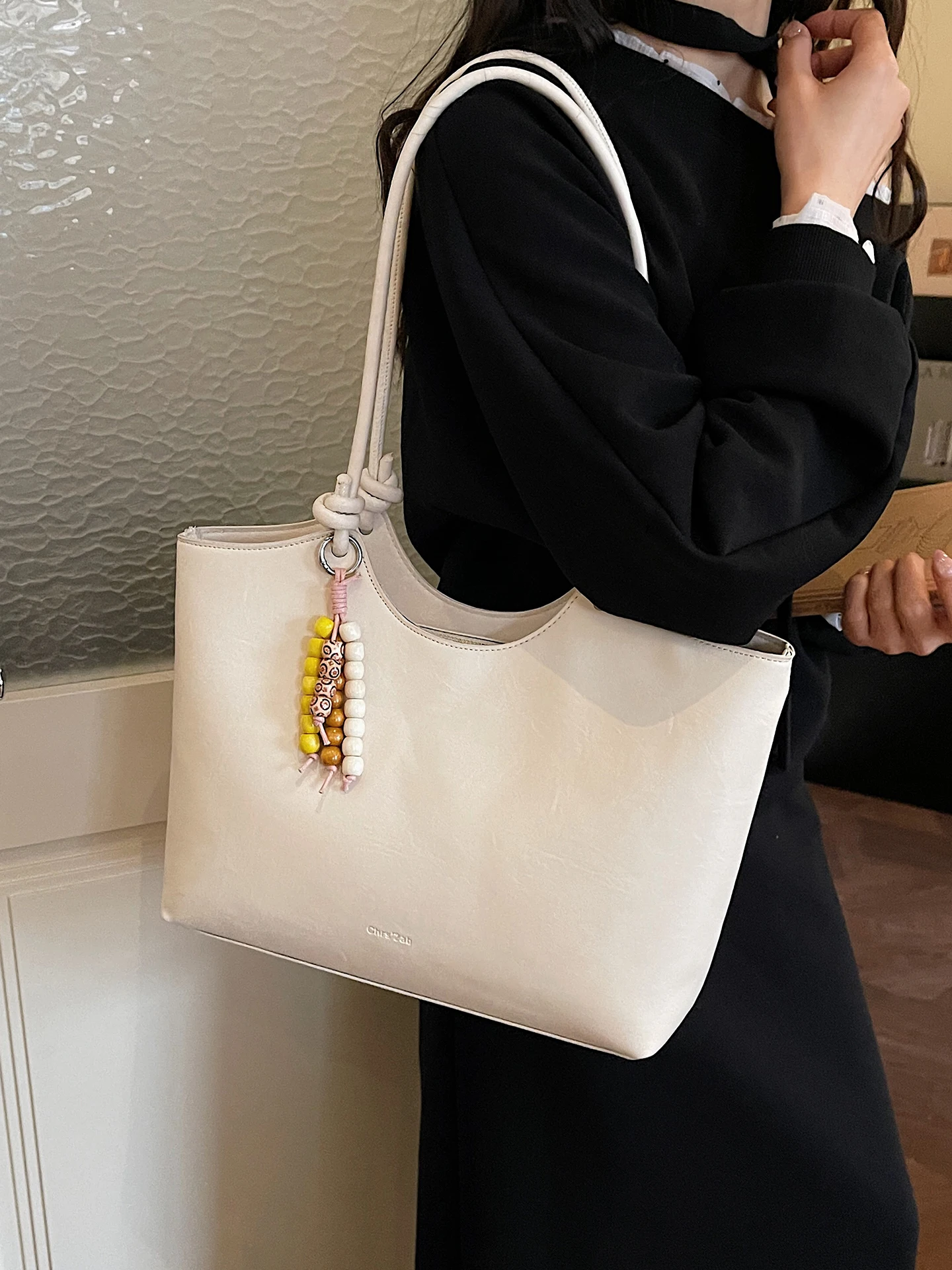 Fashionable Large Capacity Women's Shoulder Bag 2026 Spring Commuter Handbag Versatile Tote Bag Stylish Trendy PU Leather
Fashionable Large Capacity Women's Shoulder Bag 2026 Spring Commuter Handbag Versatile Tote Bag Stylish Trendy PU Leather