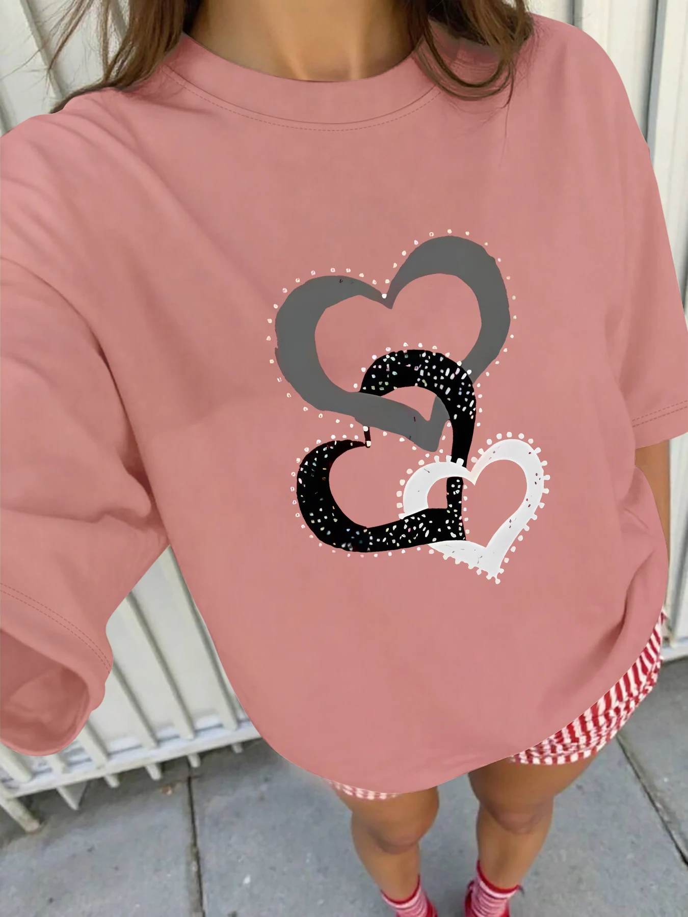 Женская белая футболка больших размеров с коротким рукавом, многослойный графический принт в форме сердца, минималистичный и стильный повседневный топ
Женская белая футболка больших размеров с коротким рукавом, многослойный графический принт в форме сердца, минималистичный и стильный повседневный топ