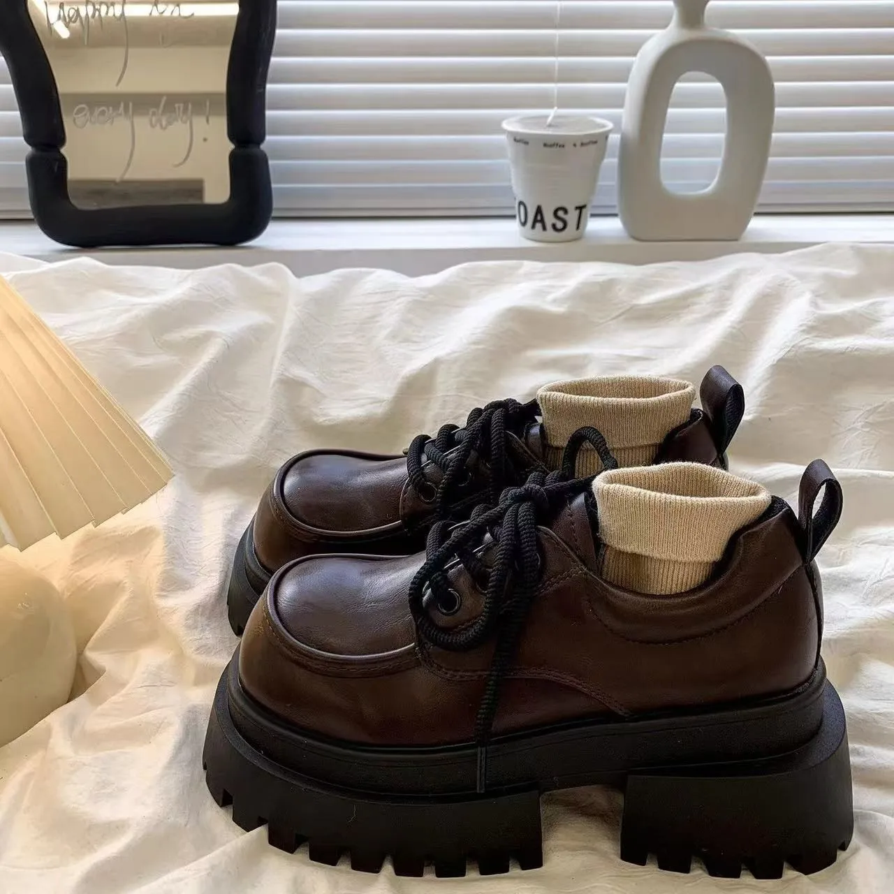 Cute French round toe thick soled retro little leather shoes for women, spring 2025 new butterfly buckle with Mary Jane shoes
Cute French round toe thick soled retro little leather shoes for women, spring 2025 new butterfly buckle with Mary Jane shoes