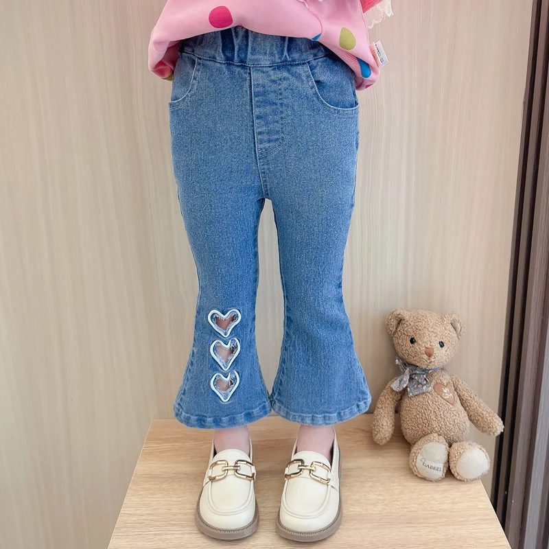 2023 New girls Korean version of love hollow jeans thickened girls bell bottoms special craft hollow embroidered stretch pants.
2023 New girls Korean version of love hollow jeans thickened girls bell bottoms special craft hollow embroidered stretch pants.