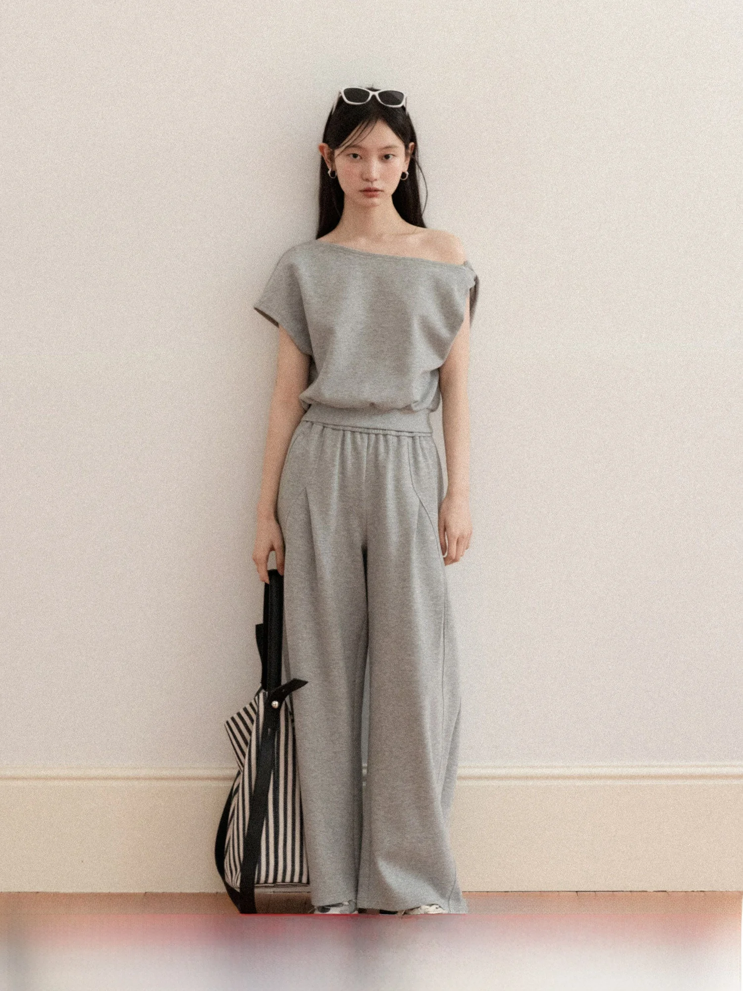 Gray Shoulder Bared Short Sleeve T Shirt Women's Spring Casual Loose Fit Two Piece Set High Waist Pants Simple Casual Style
Gray Shoulder Bared Short Sleeve T Shirt Women's Spring Casual Loose Fit Two Piece Set High Waist Pants Simple Casual Style