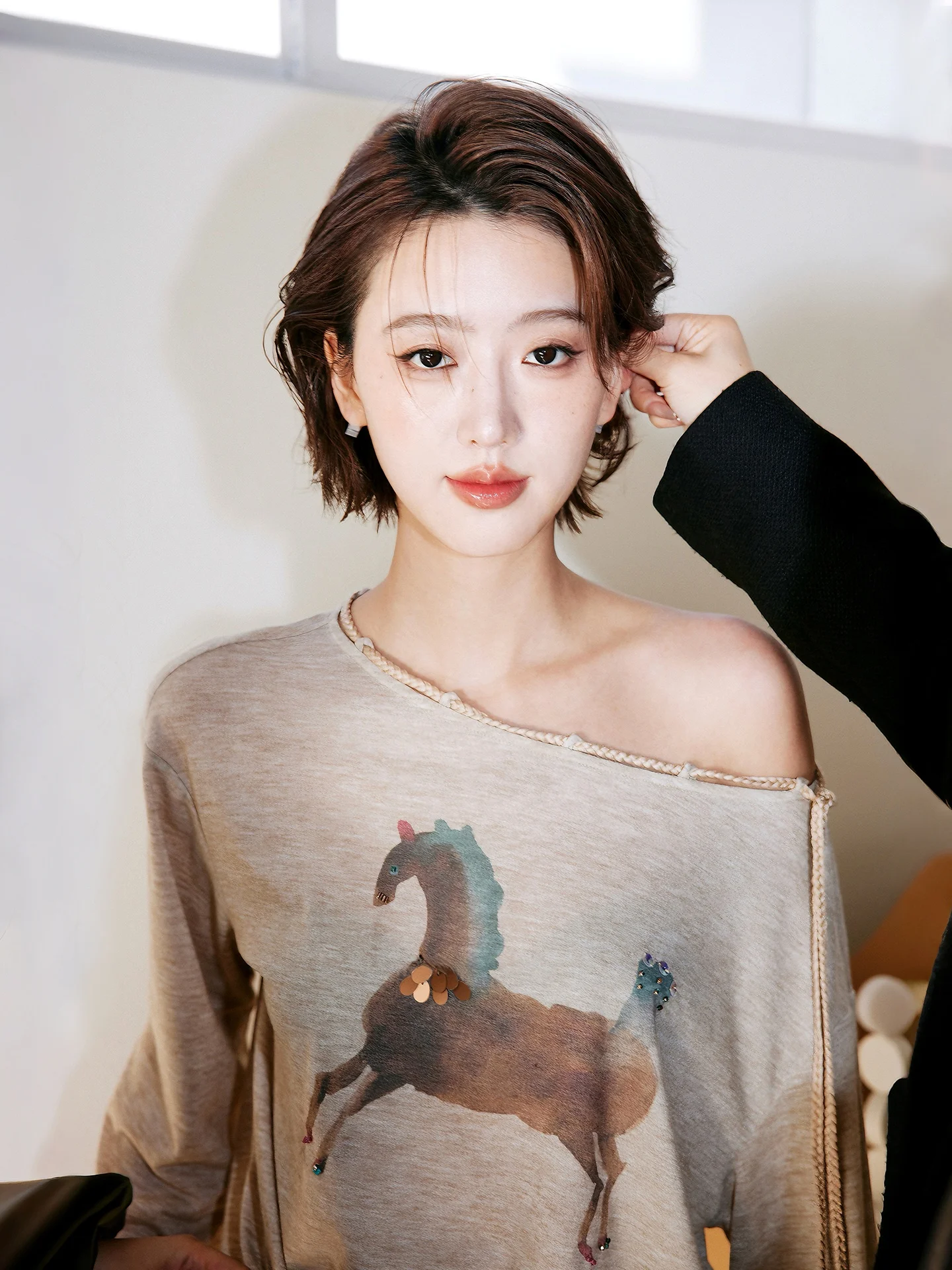 Rosebanks Lucky Printed Hand Sewn Beaded Large Collar Asymmetrical Shoulder Rope Long Sleeve Tee Comfortable Casual Top
Rosebanks Lucky Printed Hand Sewn Beaded Large Collar Asymmetrical Shoulder Rope Long Sleeve Tee Comfortable Casual Top
