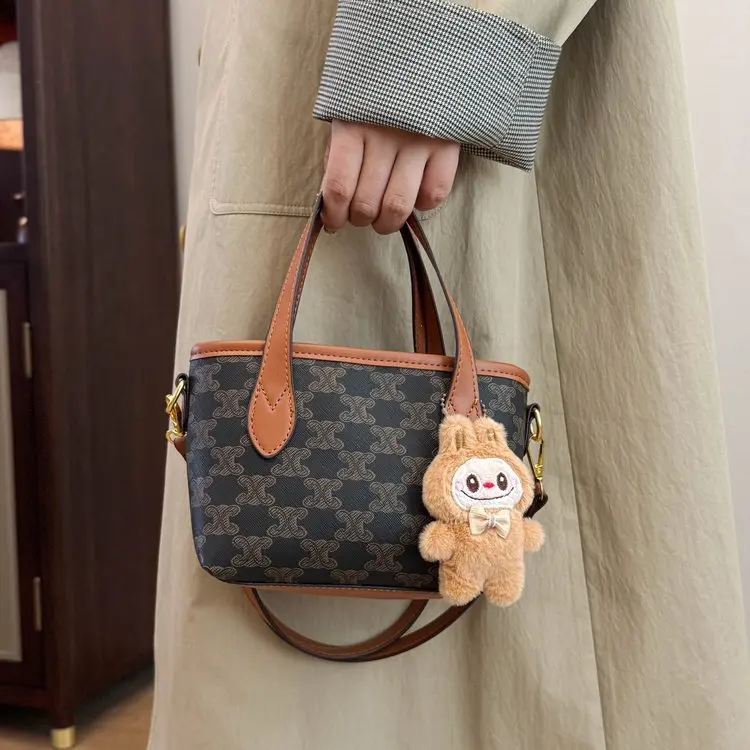 Elegant Crossbody Handbag High End Luxury Leather Popular Classic Style Vintage Casual Simple Trendy Fashionable Bag
Elegant Crossbody Handbag High End Luxury Leather Popular Classic Style Vintage Casual Simple Trendy Fashionable Bag