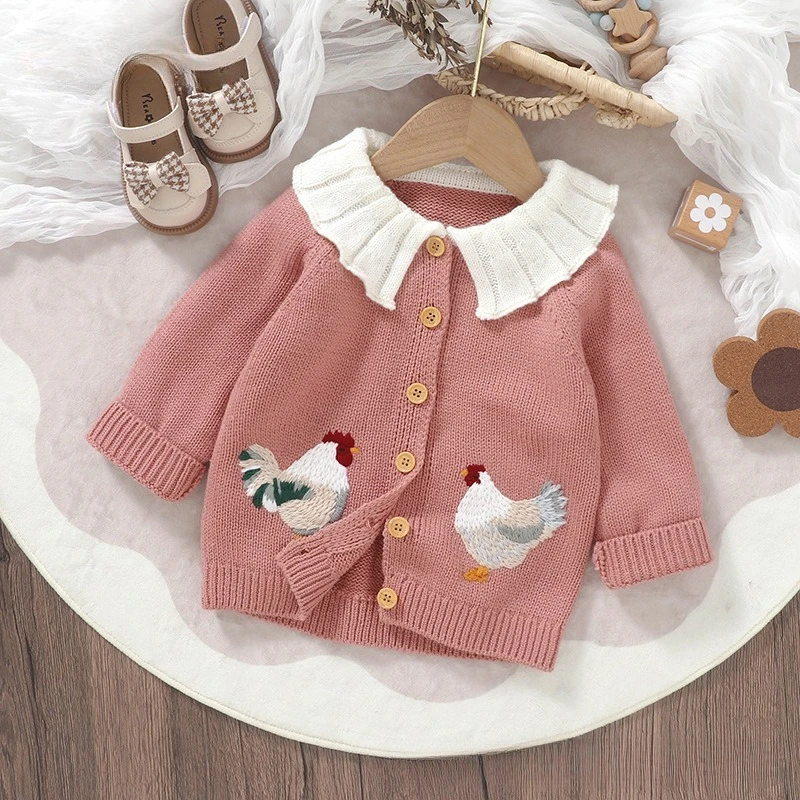 Новинка 2023 года, осенний свитер для маленьких девочек, пальто, милый вязаный кардиган с лацканами и курицей, куртка для малышей, детский трикотаж, топы
Новинка 2023 года, осенний свитер для маленьких девочек, пальто, милый вязаный кардиган с лацканами и курицей, куртка для малышей, детский трикотаж, топы