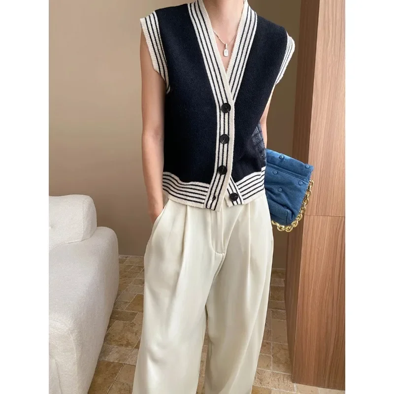 French Striped Color Matching V-neck Knitted Vest Women Fashion Versatile Sleeveless Sweater Loose Casual Lady Top Black White
French Striped Color Matching V-neck Knitted Vest Women Fashion Versatile Sleeveless Sweater Loose Casual Lady Top Black White