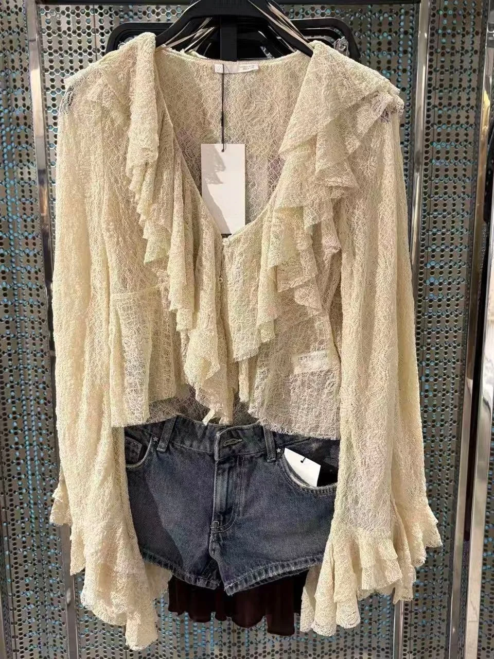 French Style Loose Fit Long Sleeve V-Neck Hollow out Lace Shirt Cover up Women's Summer New Arrival Bell Sleeve Layered Decor
French Style Loose Fit Long Sleeve V-Neck Hollow out Lace Shirt Cover up Women's Summer New Arrival Bell Sleeve Layered Decor