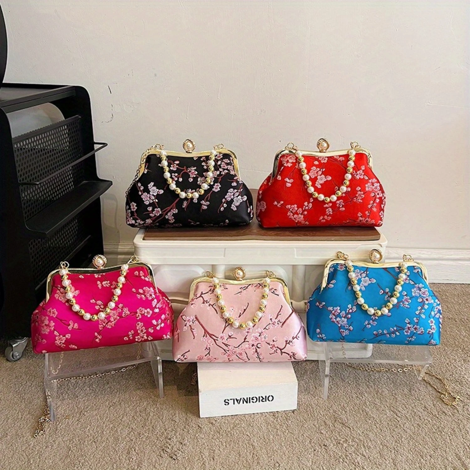 Vintage Floral Clutch Shell Bag with Pearl Chain Strap Evening Purse Crossbody Handbag
Vintage Floral Clutch Shell Bag with Pearl Chain Strap Evening Purse Crossbody Handbag