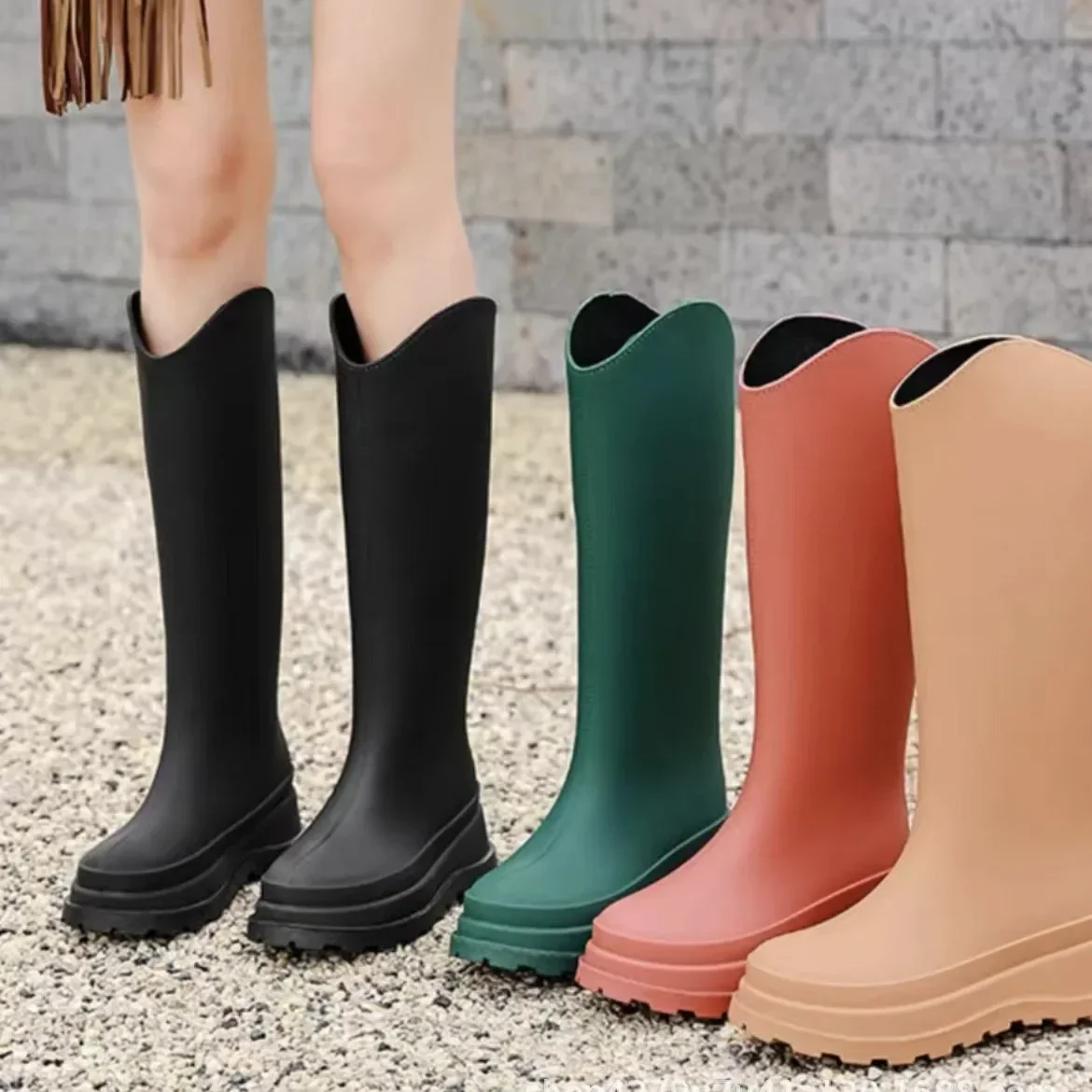 Модные резиновые сапоги с высокой трубкой, женская резиновая обувь с мягкой подошвой, водонепроницаемая, теплая, универсальная, с длинной трубкой, уличная одежда, материал ПВХ
Модные резиновые сапоги с высокой трубкой, женская резиновая обувь с мягкой подошвой, водонепроницаемая, теплая, универсальная, с длинной трубкой, уличная одежда, материал ПВХ