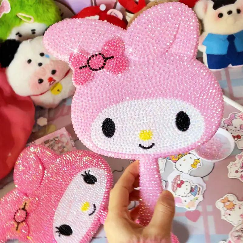 Sanrio Melody Kawaii ручка зеркала мультфильм Y2K DIY бриллиантовые наклейки для привычных и строительных подарков зеркало для макияжа
Sanrio Melody Kawaii ручка зеркала мультфильм Y2K DIY бриллиантовые наклейки для привычных и строительных подарков зеркало для макияжа
