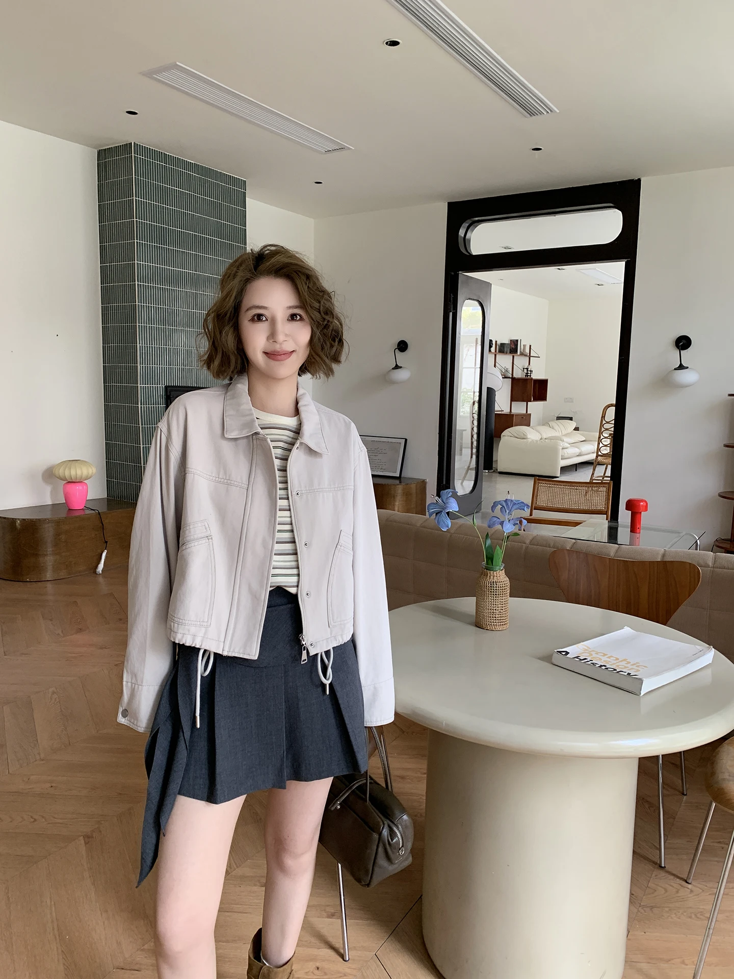 Xuanxuan Casual Short Denim Jacket Women's Spring Autumn Small Size Flip Collar Coat High Waist Style Long Sleeve Zipper
Xuanxuan Casual Short Denim Jacket Women's Spring Autumn Small Size Flip Collar Coat High Waist Style Long Sleeve Zipper