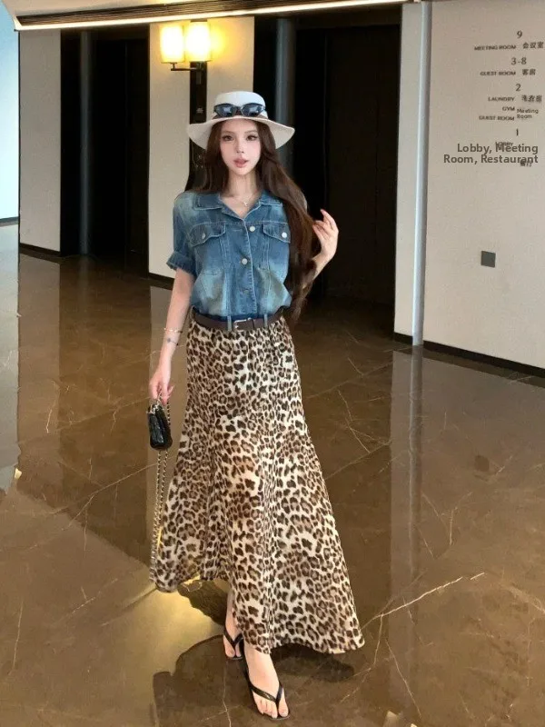 Summer Slimming Design Half-length Leopard Print Skirt Set Women's High-waist Denim Top Short-sleeved Two-piece Fashion Set
Summer Slimming Design Half-length Leopard Print Skirt Set Women's High-waist Denim Top Short-sleeved Two-piece Fashion Set