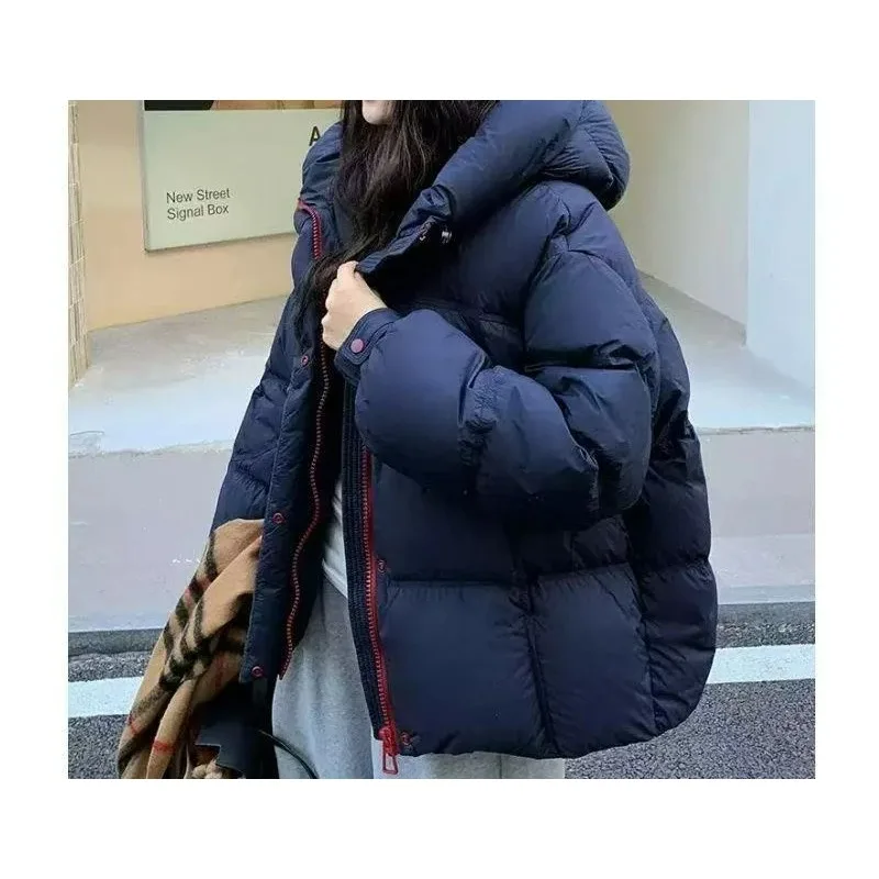 Темно-синяя короткая пуховая хлопковая куртка с капюшоном для женщин, зимняя новая модная универсальная повседневная утолщенная куртка-пуховик
Темно-синяя короткая пуховая хлопковая куртка с капюшоном для женщин, зимняя новая модная универсальная повседневная утолщенная куртка-пуховик
