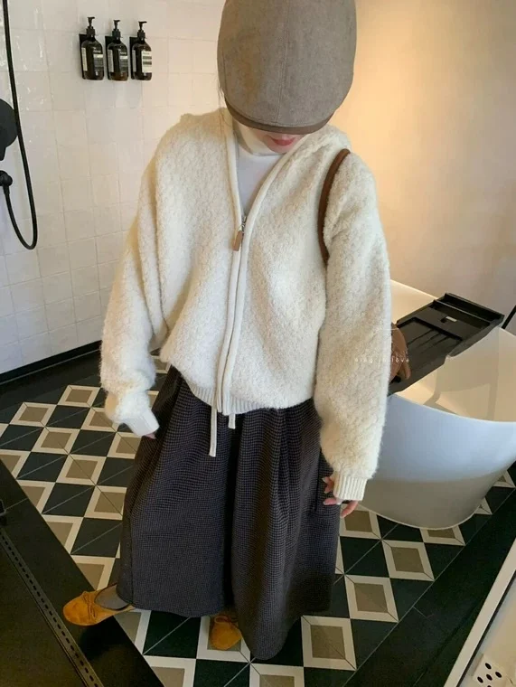 Женский вязаный кардиган с капюшоном, свободный, теплый, осенне-зимний, новый, удобный, в стиле lazy fashion, верхняя одежда
Женский вязаный кардиган с капюшоном, свободный, теплый, осенне-зимний, новый, удобный, в стиле lazy fashion, верхняя одежда