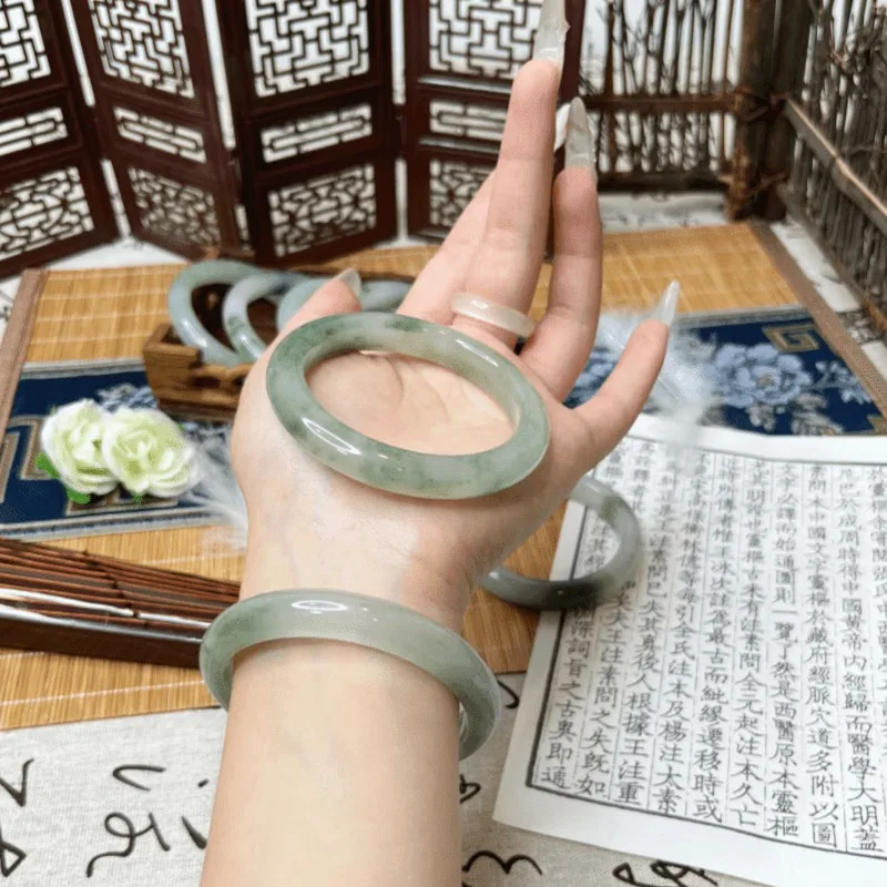 Ice Tianshan Cui Bracelet, Exquisite and Fashionable Ethnic Style Green Flower Jade Bracelet
Ice Tianshan Cui Bracelet, Exquisite and Fashionable Ethnic Style Green Flower Jade Bracelet
