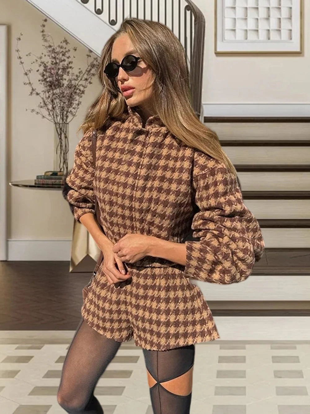 Короткий жакет в клетку в европейском и американском стиле для женщин, осень-зима 2026, комплект с топом для создания образа светской львицы
Короткий жакет в клетку в европейском и американском стиле для женщин, осень-зима 2026, комплект с топом для создания образа светской львицы