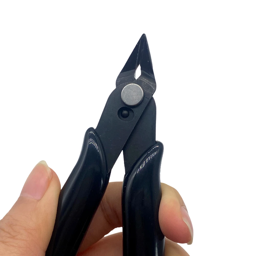 Различные типы щипцов для наращивания волос: для микрокольцевых силиконовых кольцевых присоединителей, I-Tip, инструмент для раскрытия и снятия прядей.
Различные типы щипцов для наращивания волос: для микрокольцевых силиконовых кольцевых присоединителей, I-Tip, инструмент для раскрытия и снятия прядей.