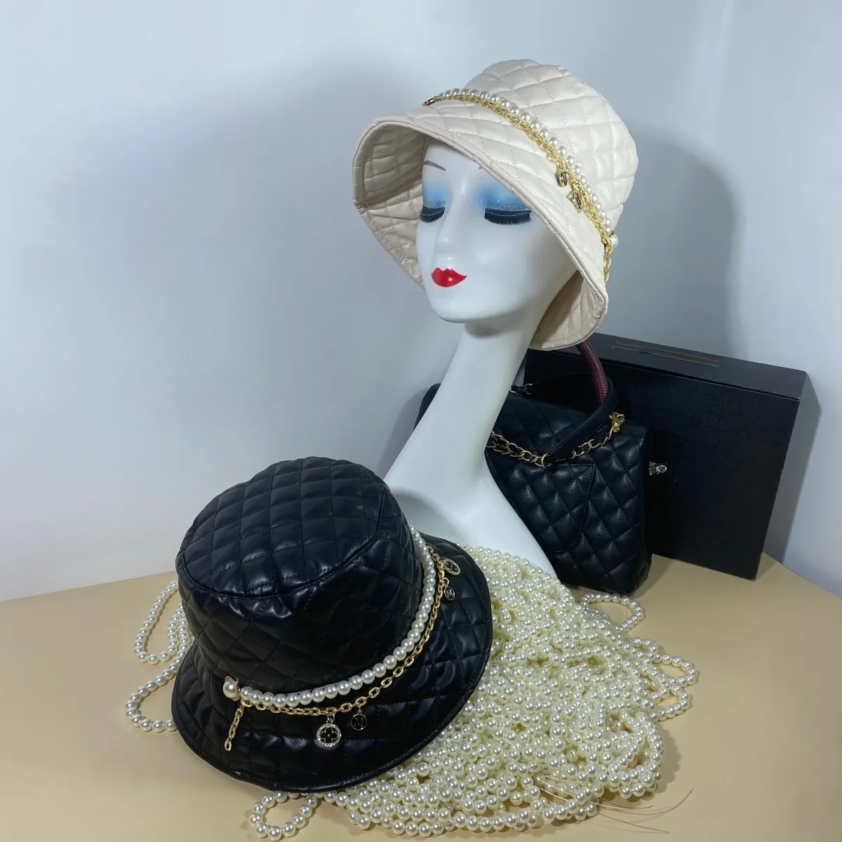 New anti sheepskin pearl chain diamond grid face display small fisherman hat for autumn and winter warmth PU leather bucket cap
New anti sheepskin pearl chain diamond grid face display small fisherman hat for autumn and winter warmth PU leather bucket cap