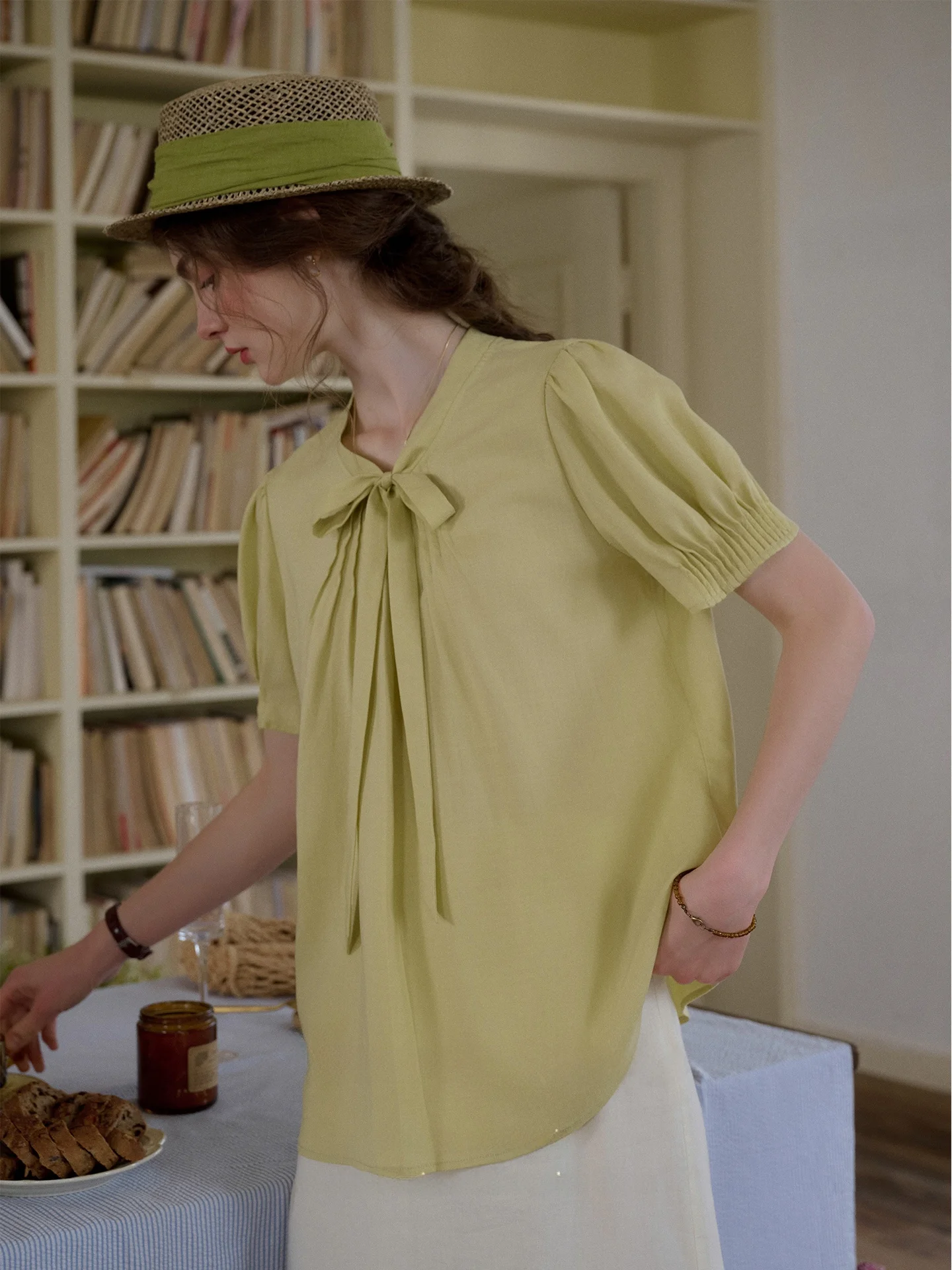 SimpleRetro Lemon Brown Silk Feeling Short Sleeve Shirt Vintage Top for Commuting Loose Bubble Sleeve V-Neck Regular Length
SimpleRetro Lemon Brown Silk Feeling Short Sleeve Shirt Vintage Top for Commuting Loose Bubble Sleeve V-Neck Regular Length