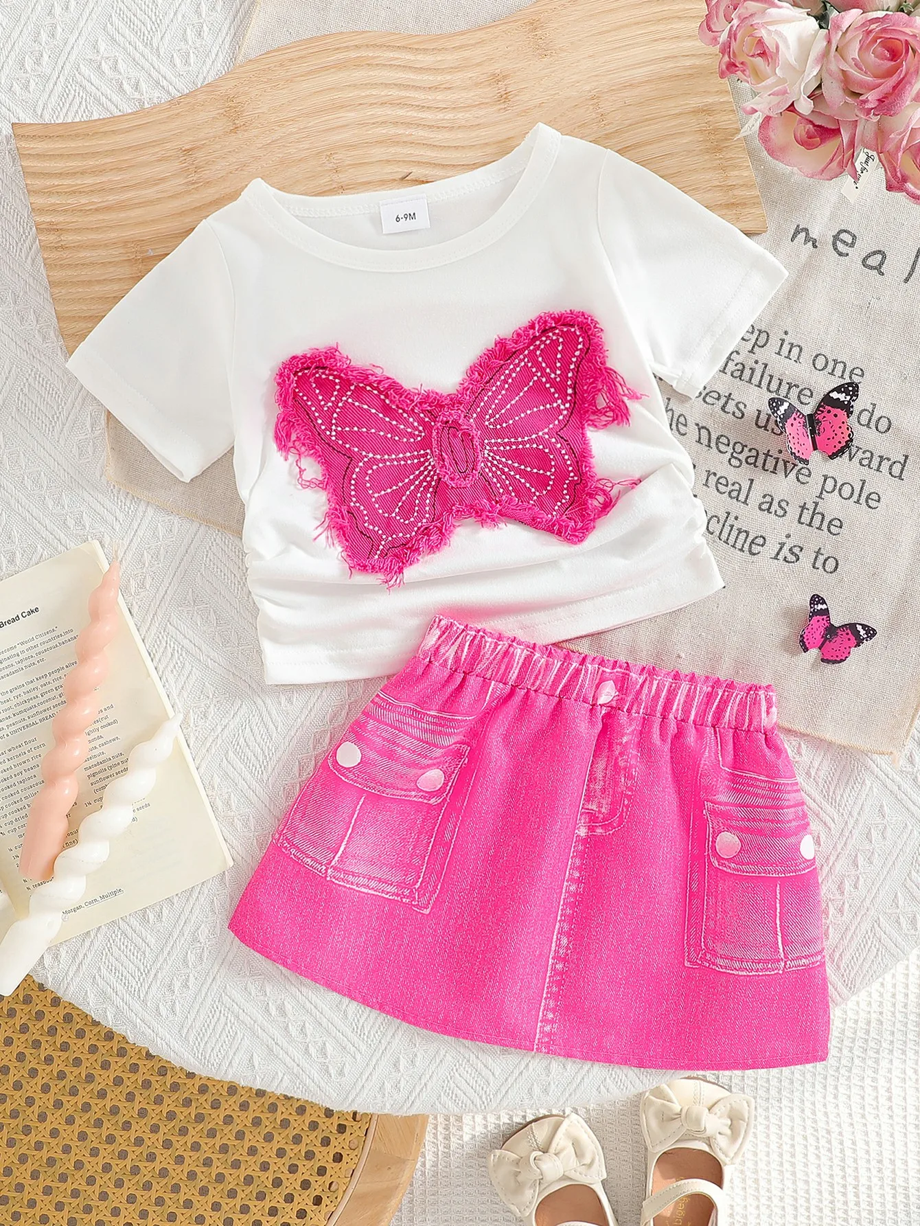 Летний модный и элегантный белый джинсовый топ с нашивкой-бабочкой для маленьких девочек, плиссированный дизайн и розово-красный с цифровым принтом
Летний модный и элегантный белый джинсовый топ с нашивкой-бабочкой для маленьких девочек, плиссированный дизайн и розово-красный с цифровым принтом