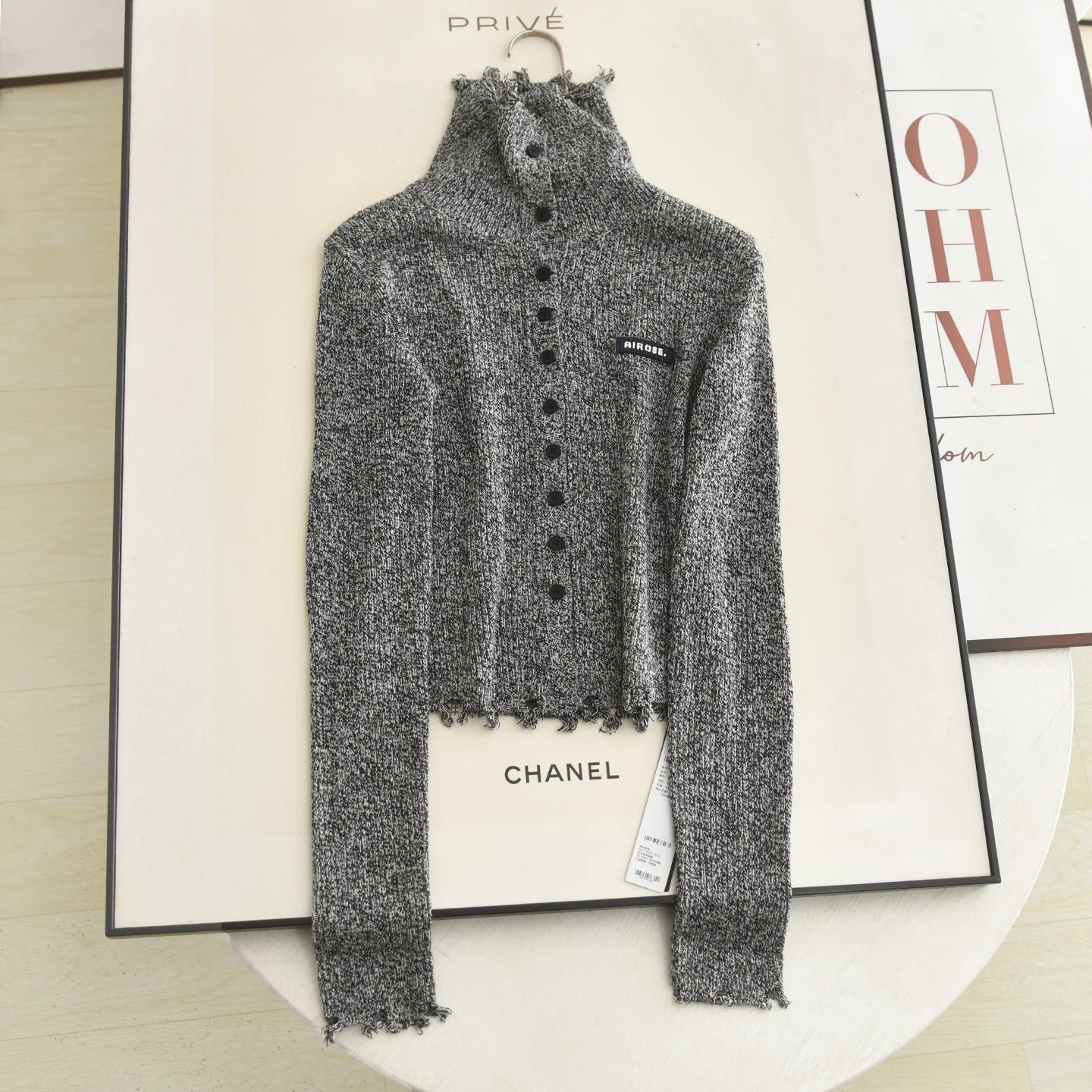 Xiao Ai's 2025, осенний дизайн, чувственный вязаный открытый кардиган, женский утягивающий свитер Fce, модный модный
Xiao Ai's 2025, осенний дизайн, чувственный вязаный открытый кардиган, женский утягивающий свитер Fce, модный модный