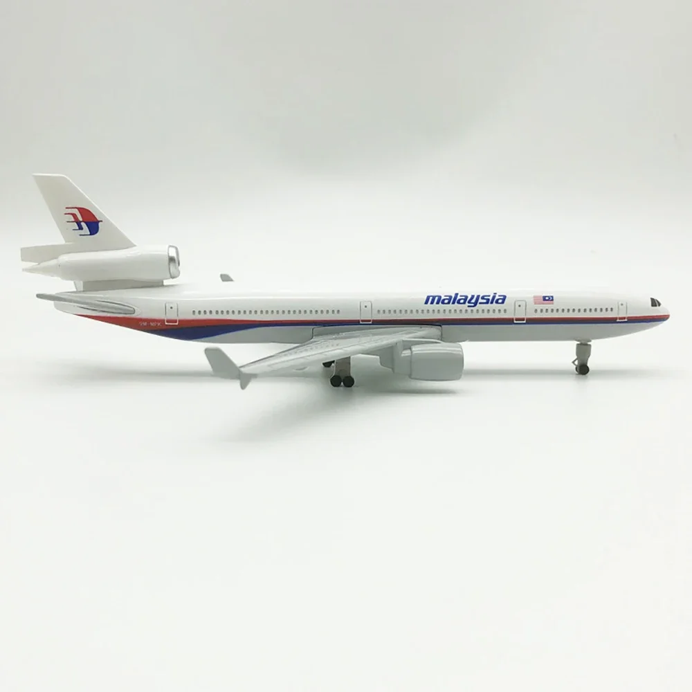 20 см самолет Malaysia Airlines McDonnell Douglas MD-11 модель самолета из сплава, игрушка для украшения коллекции
20 см самолет Malaysia Airlines McDonnell Douglas MD-11 модель самолета из сплава, игрушка для украшения коллекции
