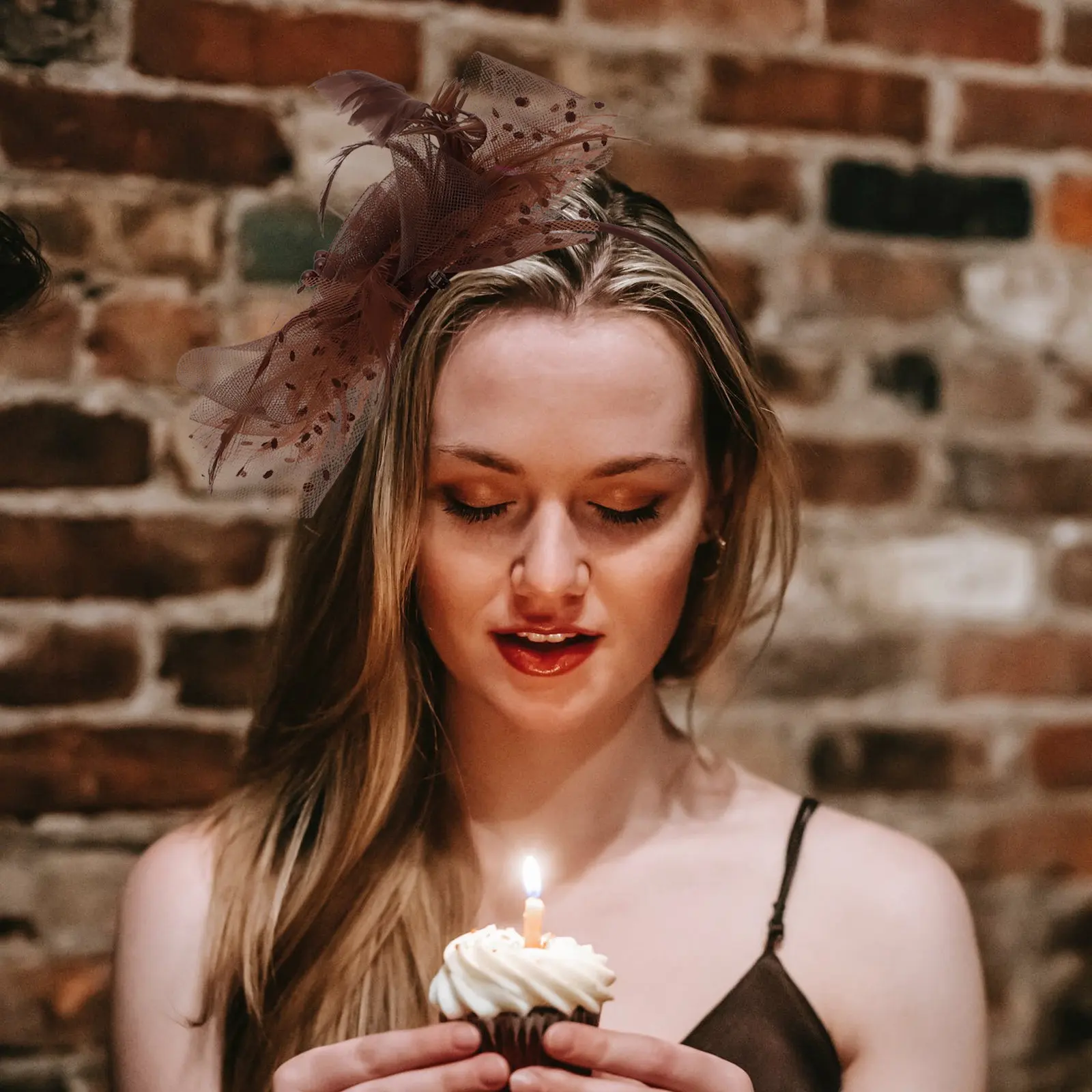 Ретро-украшение для волос невесты: шикарная повязка с бисером, сеткой и цветами, дизайн с перьями для маскарада, праздников, карнавалов, стильный головной убор для леди
Ретро-украшение для волос невесты: шикарная повязка с бисером, сеткой и цветами, дизайн с перьями для маскарада, праздников, карнавалов, стильный головной убор для леди