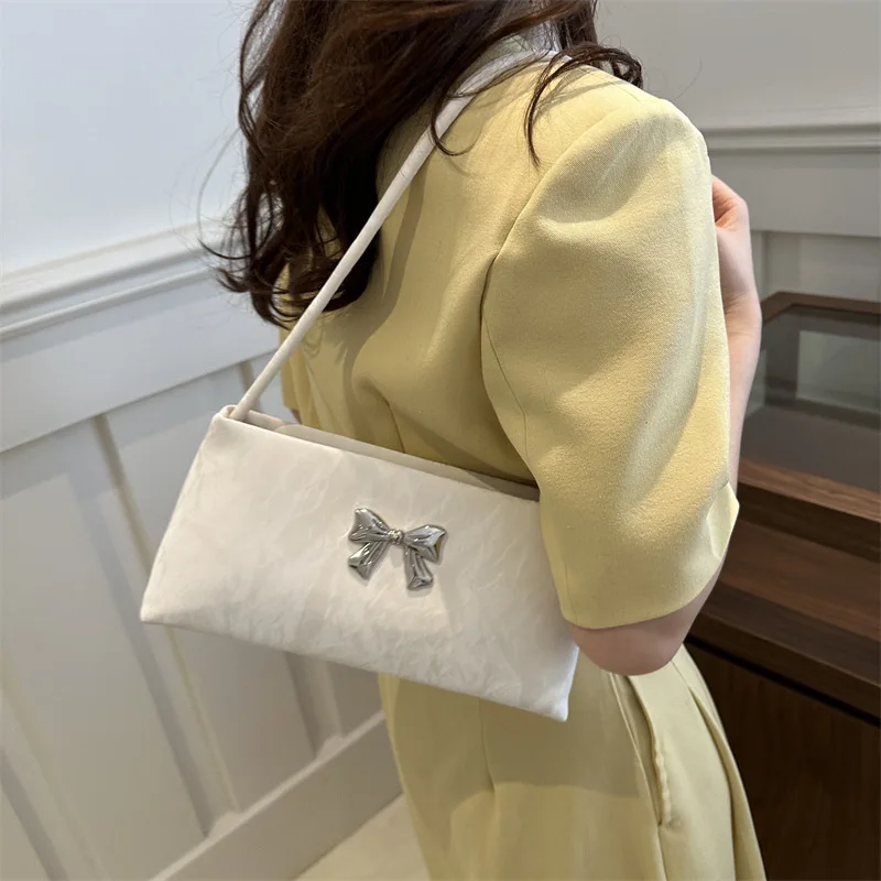 New Fashionable Women's Large Capacity Casual Armpit Bag Simple Bow Handbag Sweet Temperament Shoulder Bag
New Fashionable Women's Large Capacity Casual Armpit Bag Simple Bow Handbag Sweet Temperament Shoulder Bag