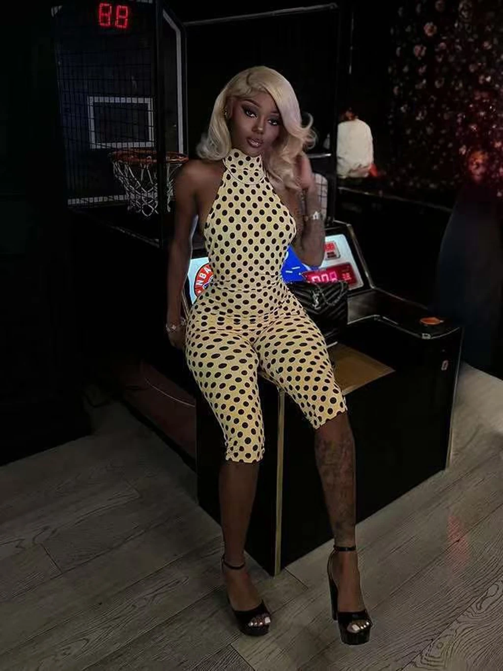 STYLISH LADY Retro Polka Dot Halter Capri Jumpsuit 2026 Summer Women Backless Bodycon Sexy Night Club Party Streetwear Rompers
STYLISH LADY Retro Polka Dot Halter Capri Jumpsuit 2026 Summer Women Backless Bodycon Sexy Night Club Party Streetwear Rompers