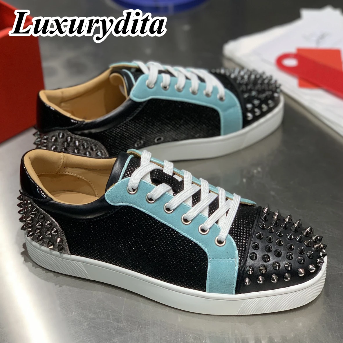 Top Quality Womens Trendy Casual Sneakers Luxury Mens Real Leather Tennis Shoes Designr Red Sole Tide Lovers Rivet Shoes HJ1503
Top Quality Womens Trendy Casual Sneakers Luxury Mens Real Leather Tennis Shoes Designr Red Sole Tide Lovers Rivet Shoes HJ1503