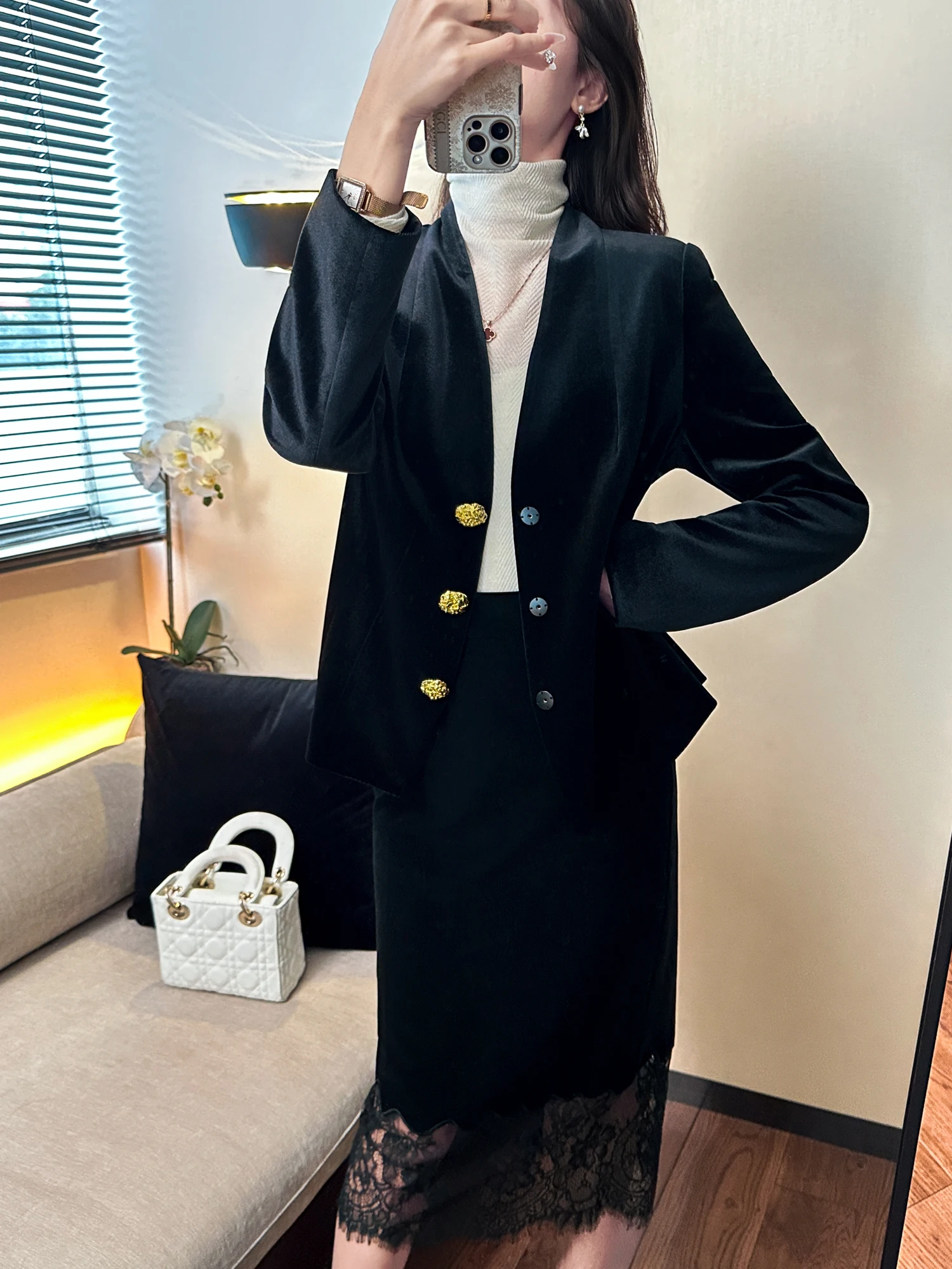 You See Velvet Lapel Single Button Coat Women's Warm Lightweight Winter Faion High End Silk Velvet Coat for Commuting
You See Velvet Lapel Single Button Coat Women's Warm Lightweight Winter Faion High End Silk Velvet Coat for Commuting