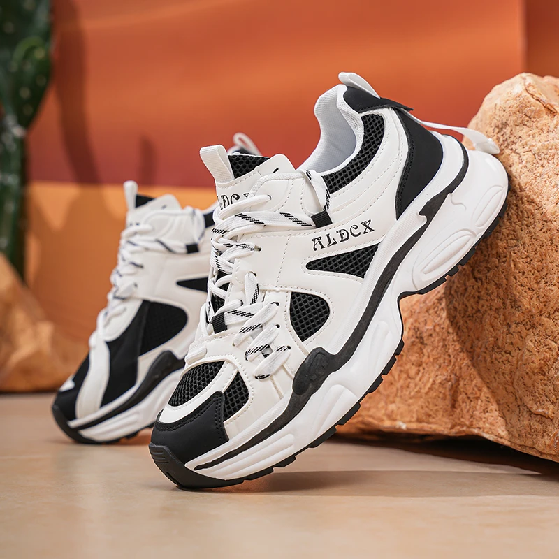 A pair of versatile all-season outdoor casual shoes for men; lightweight men's running shoes
A pair of versatile all-season outdoor casual shoes for men; lightweight men's running shoes