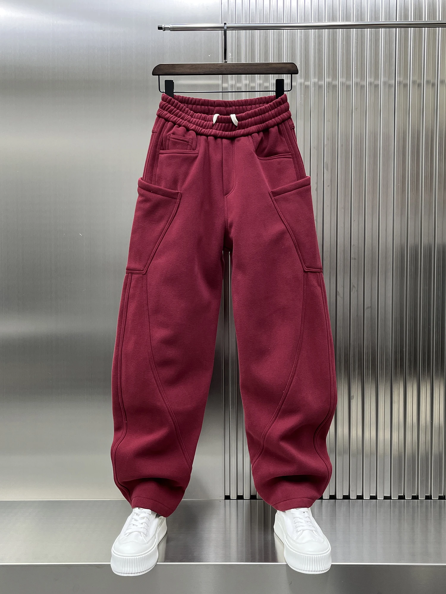 Мужские модные брюки прямого кроя на флисе для осени и зимы, свободные повседневные брюки, красные, трендовые, брендовые
Мужские модные брюки прямого кроя на флисе для осени и зимы, свободные повседневные брюки, красные, трендовые, брендовые