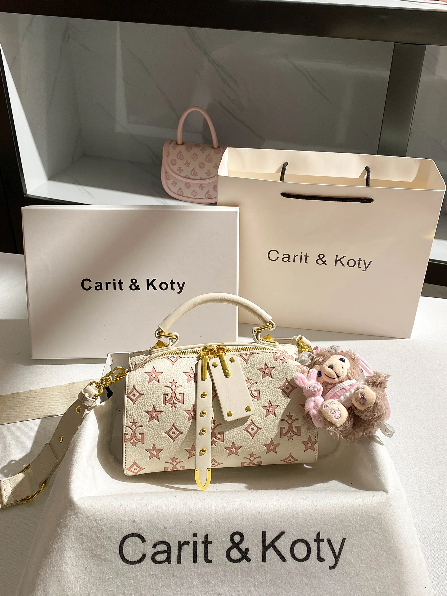 Роскошные дизайнерские сумки с нежным буквенным принтом и милой подвеской для женщин. Новые сумки и оригинальные сумки через плечо Boston.
Роскошные дизайнерские сумки с нежным буквенным принтом и милой подвеской для женщин. Новые сумки и оригинальные сумки через плечо Boston.