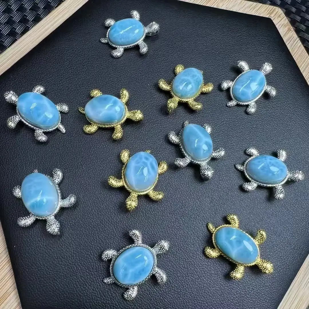 Unit One Piece 925 Silver Inlay Natural Larimar Crystal Turtle Carving Pendant for Meditation
Unit One Piece 925 Silver Inlay Natural Larimar Crystal Turtle Carving Pendant for Meditation