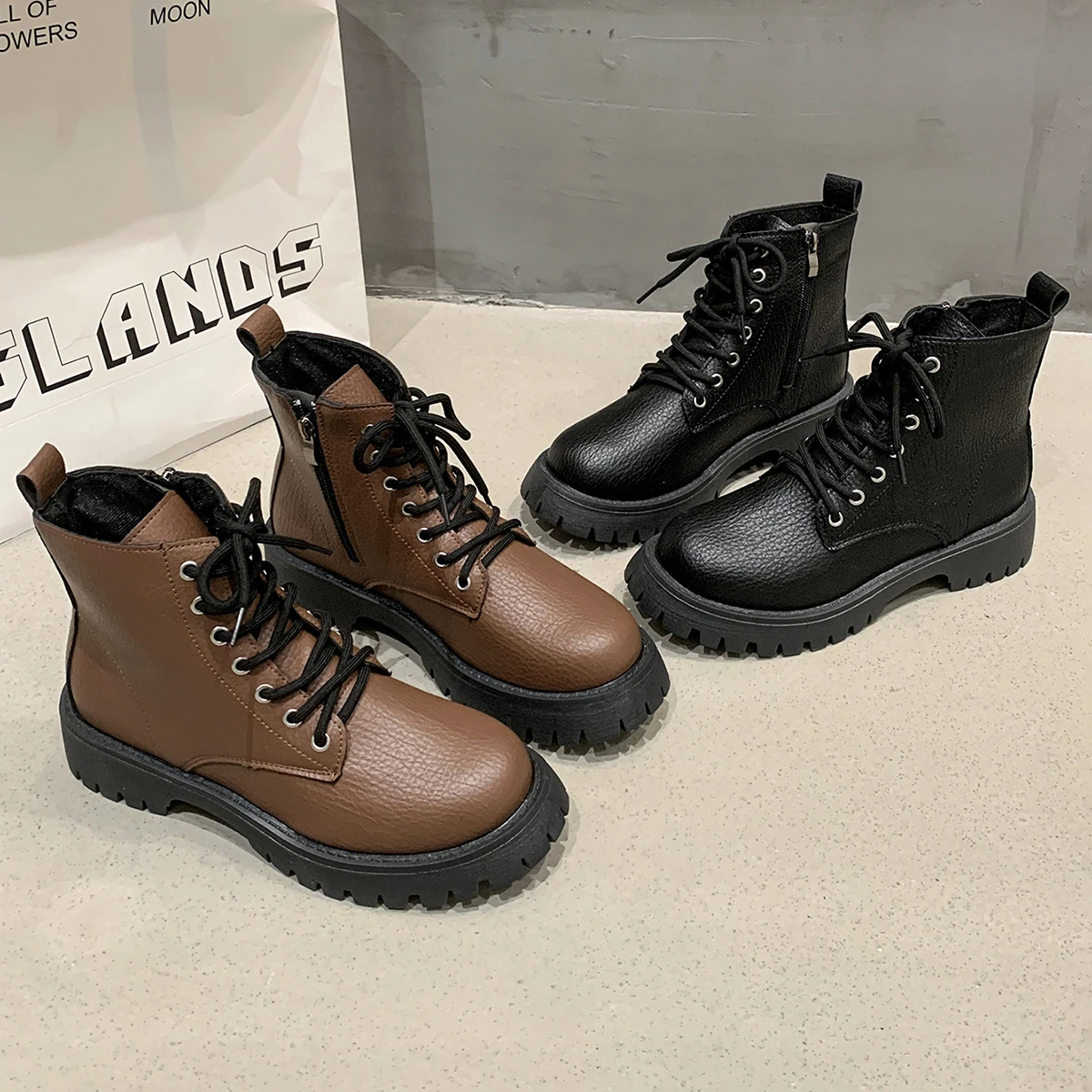 Women's new short boots, high-top leather shoes, mid-top British style, fleece-lined, thick-soled short boots, winter lace-up
Women's new short boots, high-top leather shoes, mid-top British style, fleece-lined, thick-soled short boots, winter lace-up