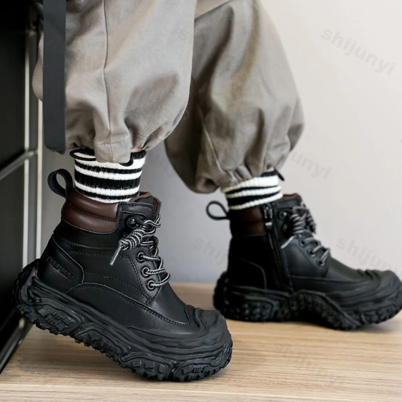 Детские полусапожки, осенне-зимние новые удобные модные ботинки на боковой молнии для мальчиков, уличная нескользящая утепленная плюшевая теплая обувь для девочек
Детские полусапожки, осенне-зимние новые удобные модные ботинки на боковой молнии для мальчиков, уличная нескользящая утепленная плюшевая теплая обувь для девочек