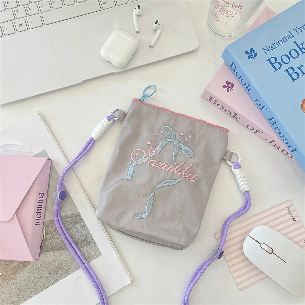 Новая сумка через плечо с вышивкой и бантом на молнии, большая вместительная сумка для телефона, портативная подарочная сумка для наушников, путешествия на открытом воздухе
Новая сумка через плечо с вышивкой и бантом на молнии, большая вместительная сумка для телефона, портативная подарочная сумка для наушников, путешествия на открытом воздухе