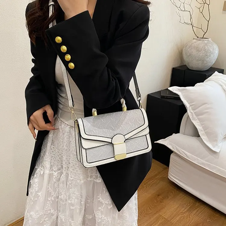 One shoulder new messenger bag light luxury high value fashion embroidery versatile handbag going out
One shoulder new messenger bag light luxury high value fashion embroidery versatile handbag going out