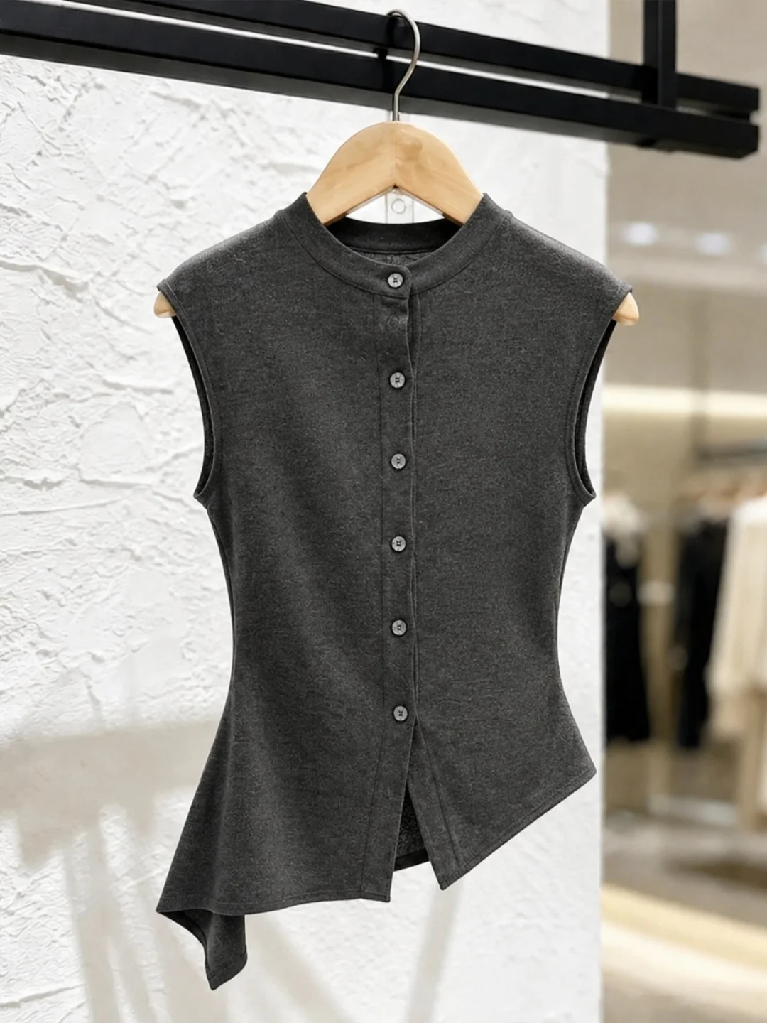Elegant Ice Silk Knitted Vest Single Button Design Slimming Commuter Style Top for Women Summer 2026 Poetic Lin Brand
Elegant Ice Silk Knitted Vest Single Button Design Slimming Commuter Style Top for Women Summer 2026 Poetic Lin Brand