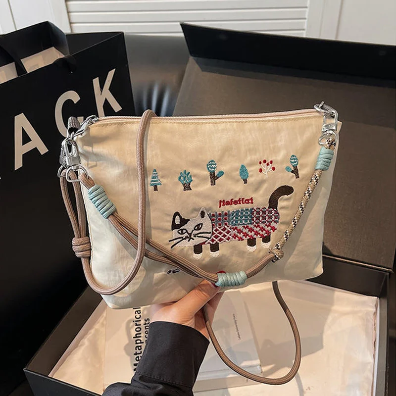 2025 Large Capacity Nylon Crossbody Bag Cat Design Nylon Handbag Women's Chic Shoulder Phone Bag Girls Fashion Bag for Shopping
2025 Large Capacity Nylon Crossbody Bag Cat Design Nylon Handbag Women's Chic Shoulder Phone Bag Girls Fashion Bag for Shopping
