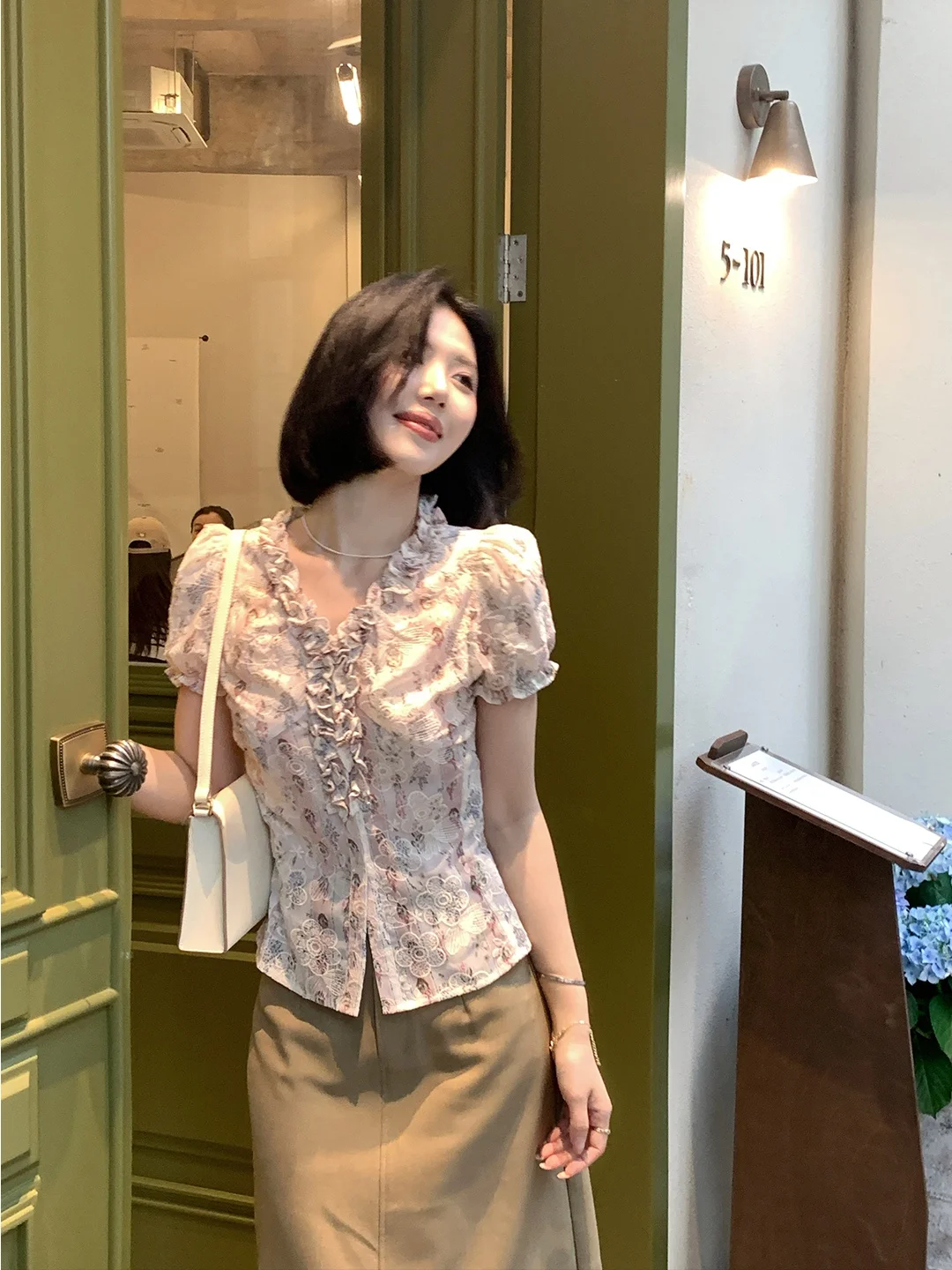 Sweet And Spicy Short Sleeve Lace Shirt Cardigan Women's Special Texture Wood Grain Door Front V-neck Polyester Cotton B...
Sweet And Spicy Short Sleeve Lace Shirt Cardigan Women's Special Texture Wood Grain Door Front V-neck Polyester Cotton B...