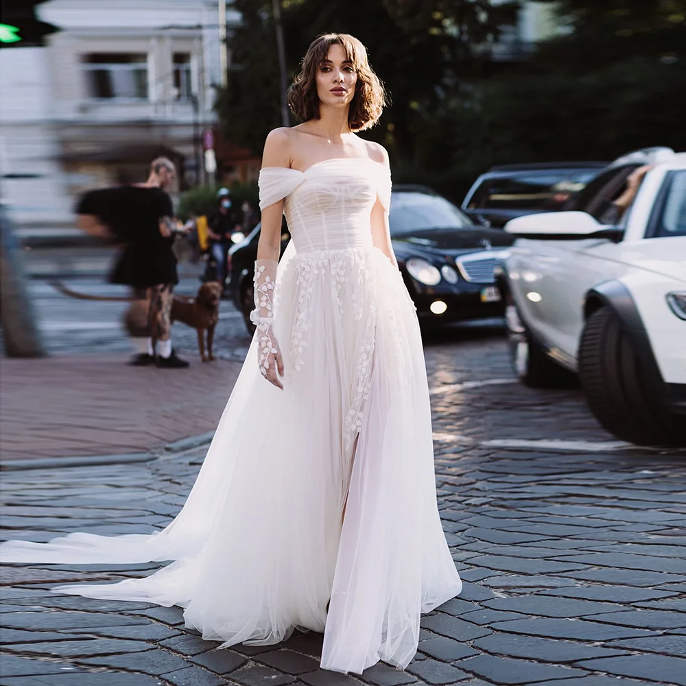 Customized Popular Off the Shoulder Tulle Lace Bridal Wedding Dress Cape Side Slit Sweep Court Wedding Gown
Customized Popular Off the Shoulder Tulle Lace Bridal Wedding Dress Cape Side Slit Sweep Court Wedding Gown