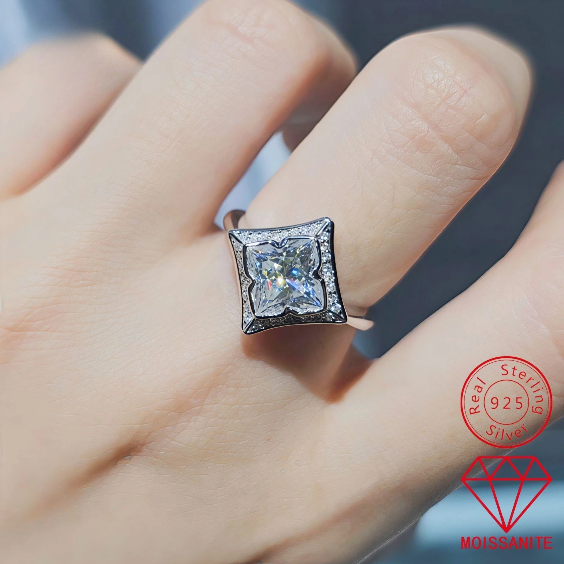 Carnica Lilyturf 7*7mm 2CT Stone Real Moissanite Ring for Women S925 Sterling Silver Sparkling Wedding Band Jewelry GRA D Color
Carnica Lilyturf 7*7mm 2CT Stone Real Moissanite Ring for Women S925 Sterling Silver Sparkling Wedding Band Jewelry GRA D Color