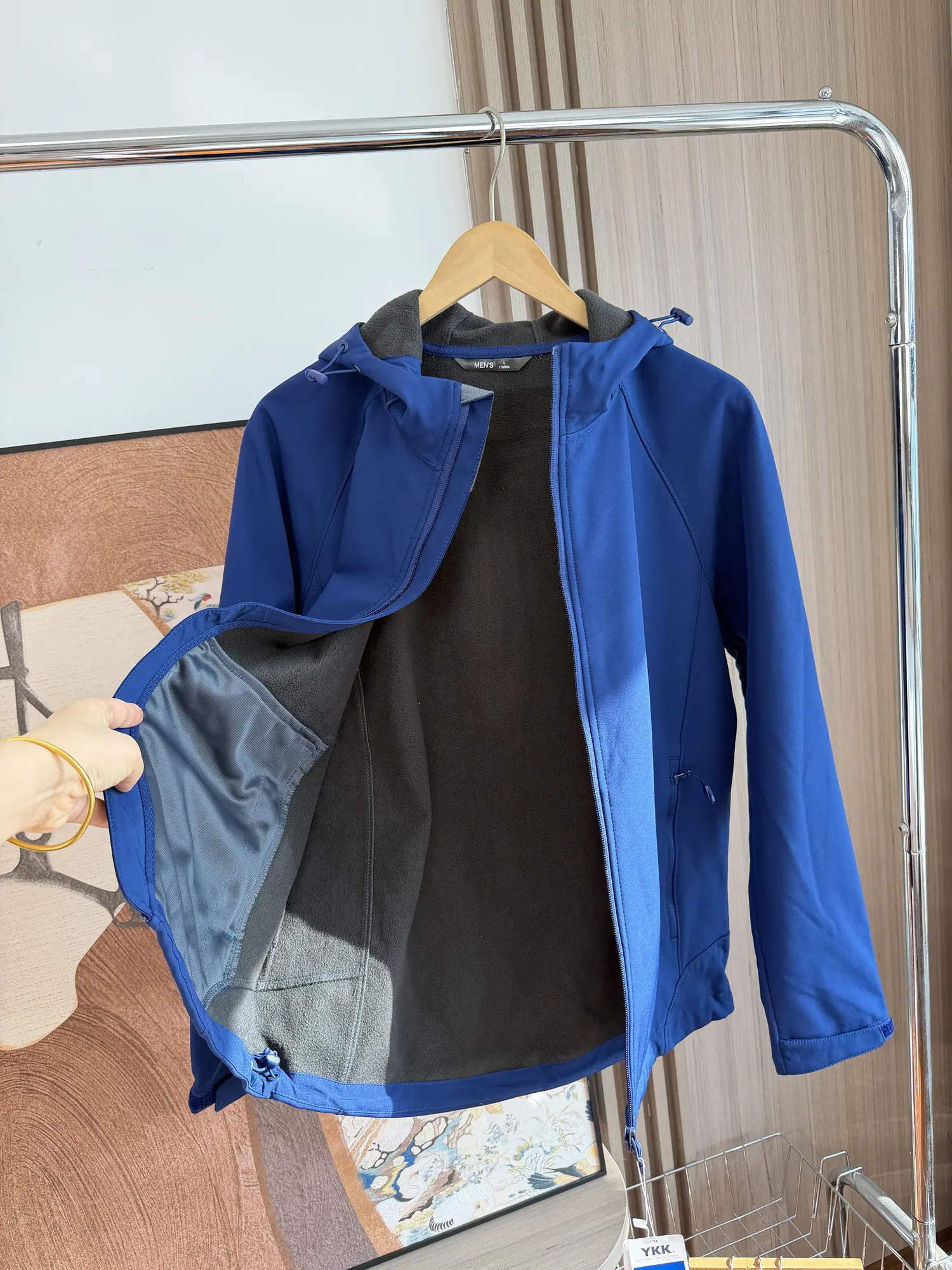 Мужская уличная куртка с флисовой подкладкой, водонепроницаемая, из технологичной ткани, теплая, модная, городская, с длинными рукавами, на молнии, цветная
Мужская уличная куртка с флисовой подкладкой, водонепроницаемая, из технологичной ткани, теплая, модная, городская, с длинными рукавами, на молнии, цветная