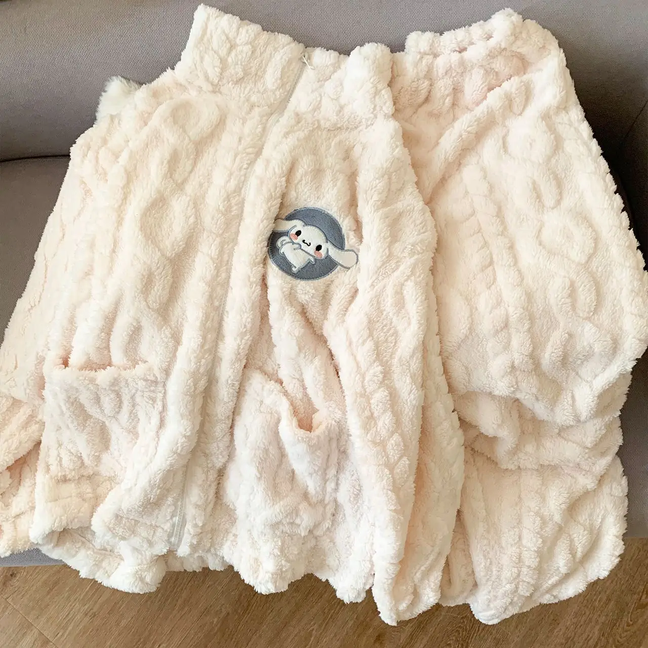 Kawaii Cinnamoroll, пушистый пижамный комплект с вышивкой, женский зимний комплект 2025, бежевая одежда для сна на молнии из мягкой ткани, эстетичная одежда для дома Y2K
Kawaii Cinnamoroll, пушистый пижамный комплект с вышивкой, женский зимний комплект 2025, бежевая одежда для сна на молнии из мягкой ткани, эстетичная одежда для дома Y2K