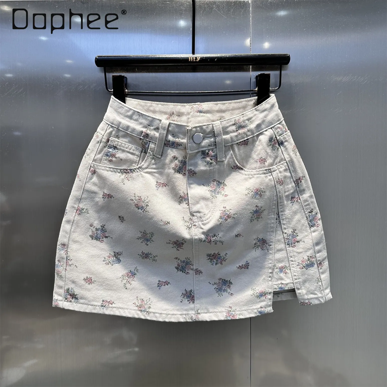 Retro Floral Printed Denim Short Skirt Women's High Waist Slim A-shaped Skirts Women Korean Chic Fashion Versatile Mini Skirt
Retro Floral Printed Denim Short Skirt Women's High Waist Slim A-shaped Skirts Women Korean Chic Fashion Versatile Mini Skirt