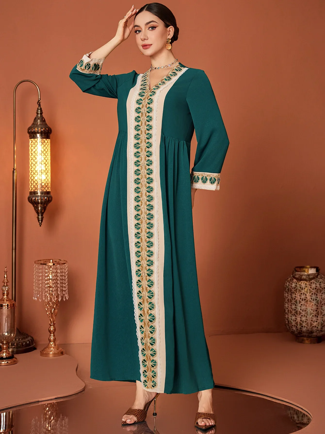 Ид платье женское Абая мусульманское длинное платье с бисером и кружевной вышивкой Jalabiya Vestidos Largos вечерние кафтан Рамадан Дубай халат 2026
Ид платье женское Абая мусульманское длинное платье с бисером и кружевной вышивкой Jalabiya Vestidos Largos вечерние кафтан Рамадан Дубай халат 2026