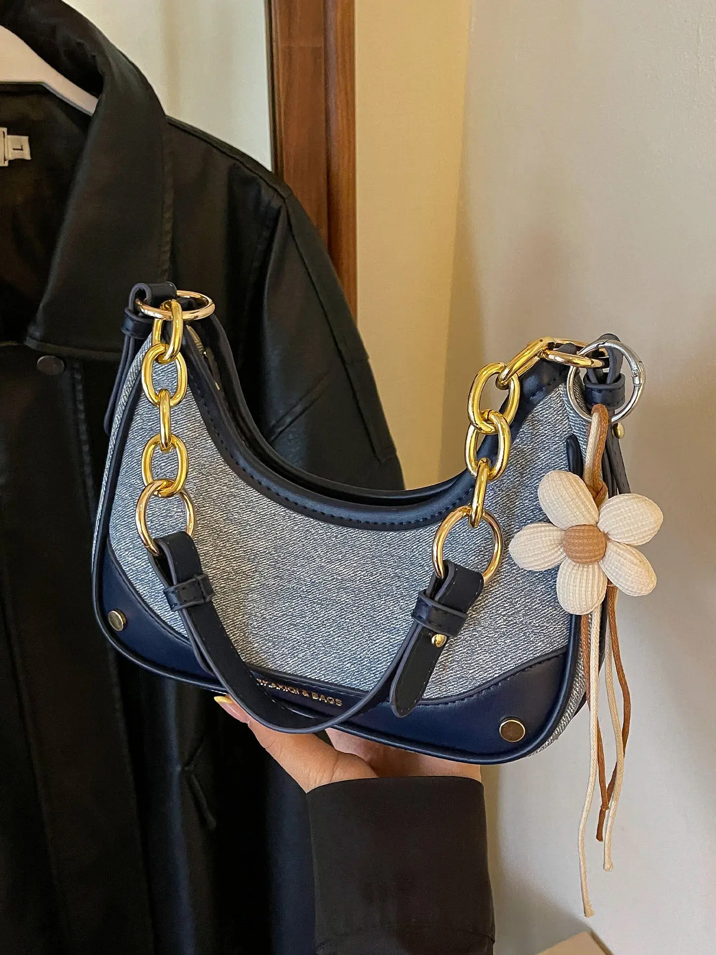 PU Splicing Denim Shoulder Bag American Retro Thick Chain Flower Hanging Accessory Armpit Bag Contrast Colored Crossbody Bag
PU Splicing Denim Shoulder Bag American Retro Thick Chain Flower Hanging Accessory Armpit Bag Contrast Colored Crossbody Bag
