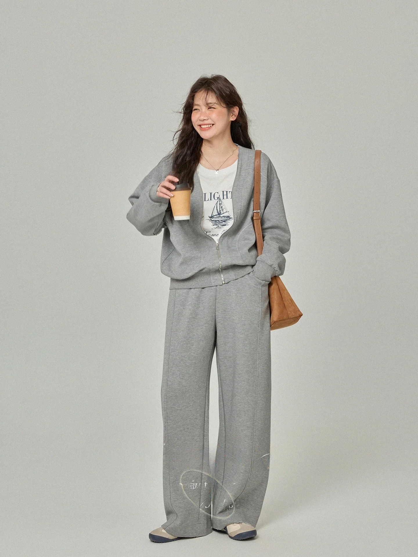 Женский спортивный комплект больших размеров из двух предметов: осенний топ и брюки с широкими штанинами, скрывающие недостатки фигуры, стройнящий комплект больших размеров
Женский спортивный комплект больших размеров из двух предметов: осенний топ и брюки с широкими штанинами, скрывающие недостатки фигуры, стройнящий комплект больших размеров