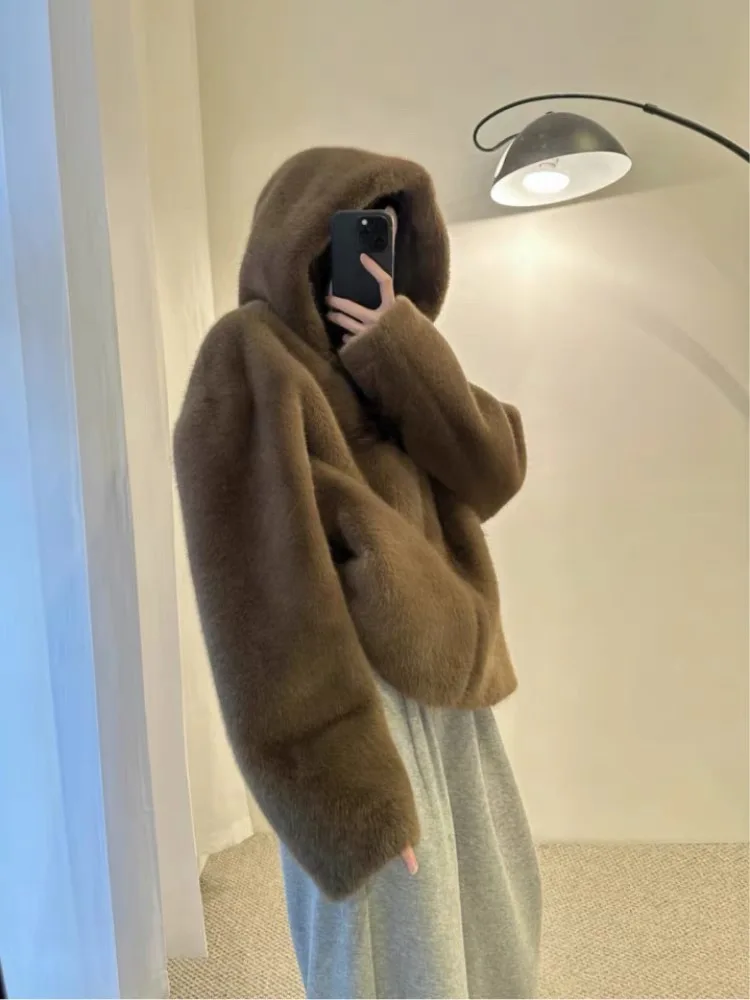 2024 Winter New Women Tops Coats Faux Fur Mink Hooded Long Sleeve Zipper Design Loose All Match Female Short Jackets Clothing
2024 Winter New Women Tops Coats Faux Fur Mink Hooded Long Sleeve Zipper Design Loose All Match Female Short Jackets Clothing